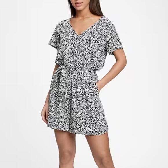 GAP Easy Button Front Romper XXL Navy Blue Floral 688549 short sleeve v-neck - Picture 1 of 10